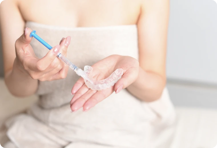 Application d'un gel de blanchiment dentaire dans une gouttière