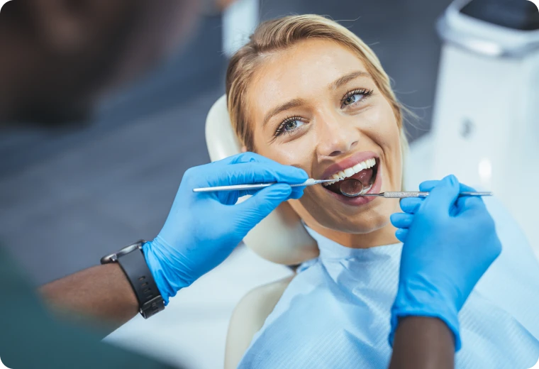 Patiente en consultation dentaire pendant un examen des dents et des gencives